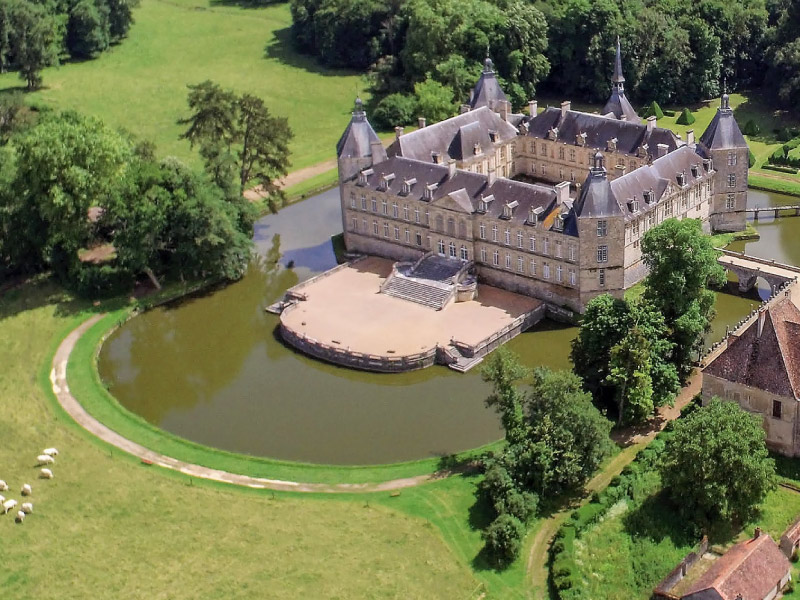 chateau-de-Sully-route-des-chateaux-de-bourgogne-du-sud