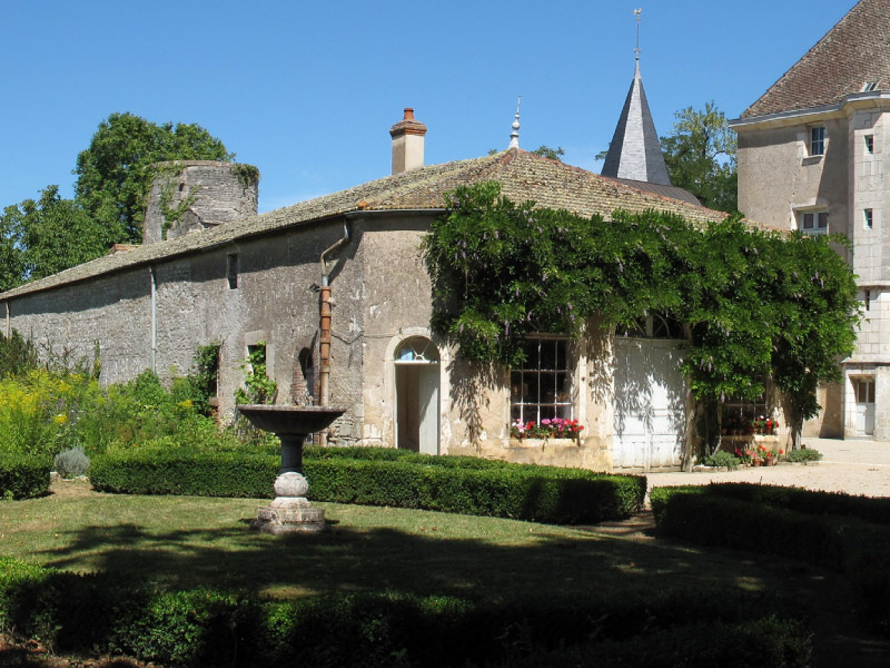dependance-chateau-de-Germolles